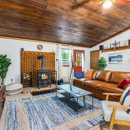 Secluded W Hot Tub, Fire Pit, Deck & Updated Wifi Great Cacapon Zewnętrze zdjęcie
