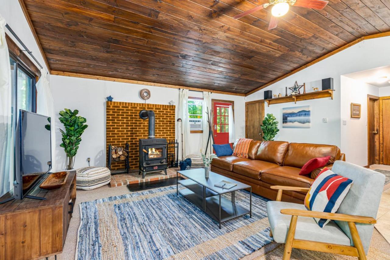 Secluded W Hot Tub, Fire Pit, Deck & Updated Wifi Great Cacapon Zewnętrze zdjęcie