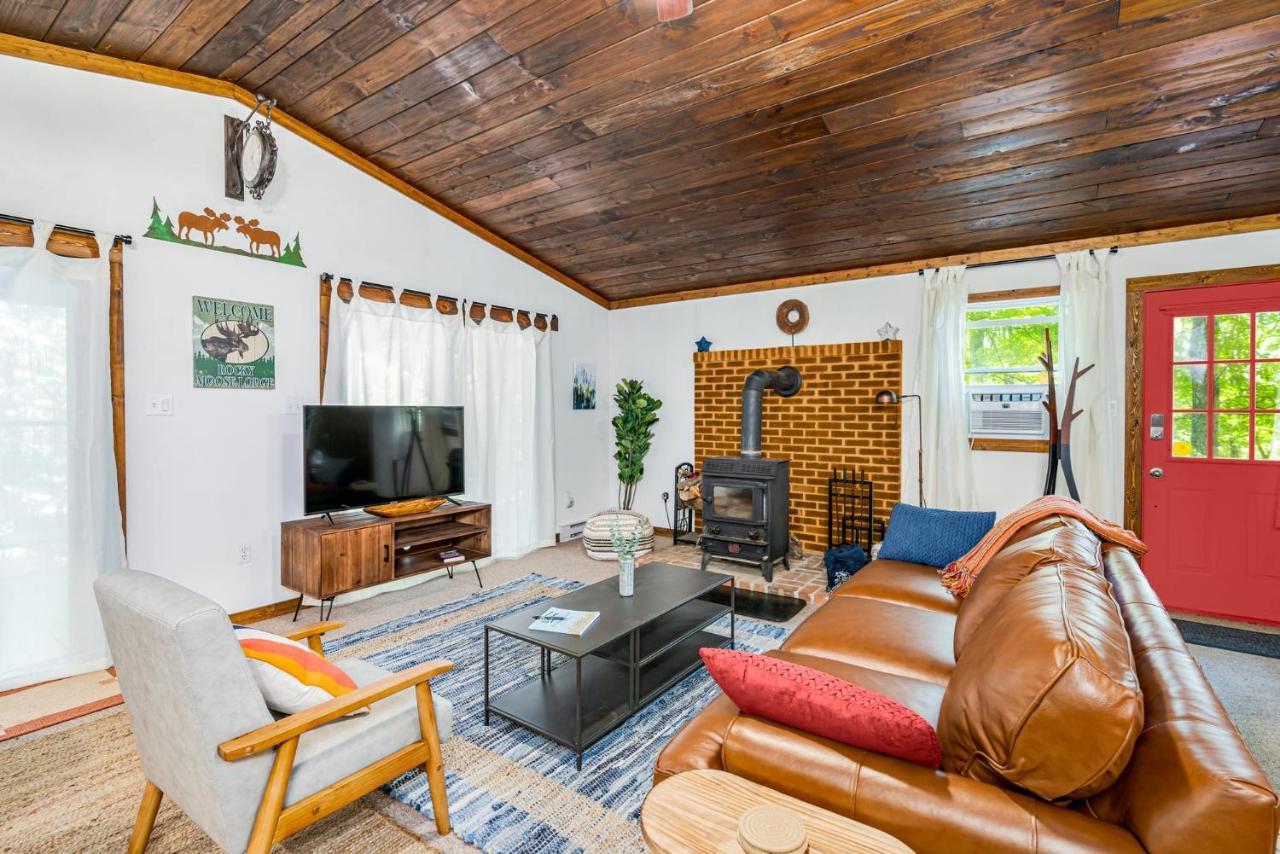 Secluded W Hot Tub, Fire Pit, Deck & Updated Wifi Great Cacapon Zewnętrze zdjęcie