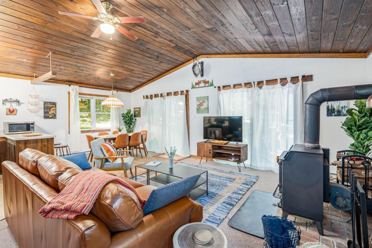 Secluded W Hot Tub, Fire Pit, Deck & Updated Wifi Great Cacapon Zewnętrze zdjęcie
