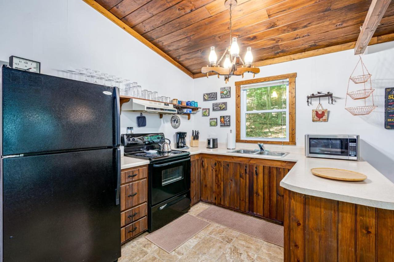 Secluded W Hot Tub, Fire Pit, Deck & Updated Wifi Great Cacapon Zewnętrze zdjęcie