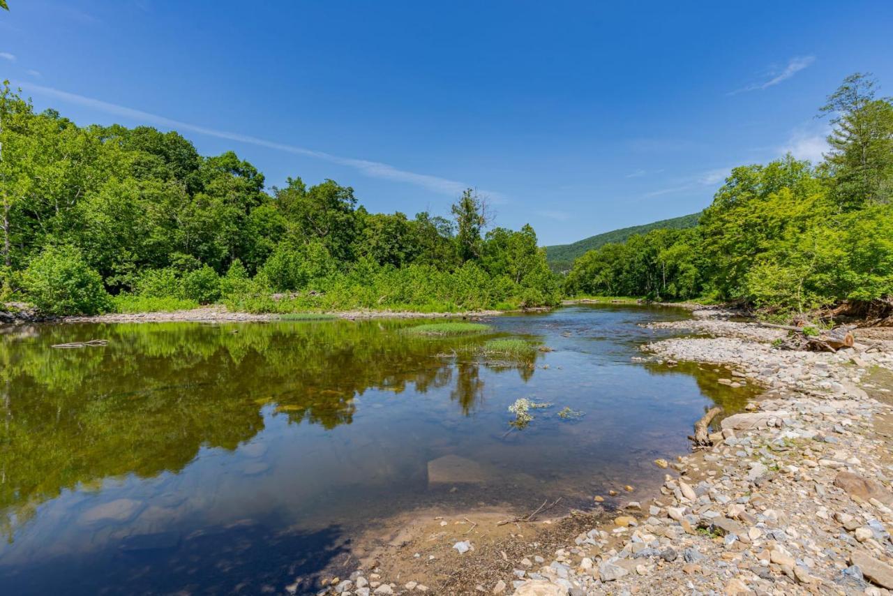 Secluded W Hot Tub, Fire Pit, Deck & Updated Wifi Great Cacapon Zewnętrze zdjęcie