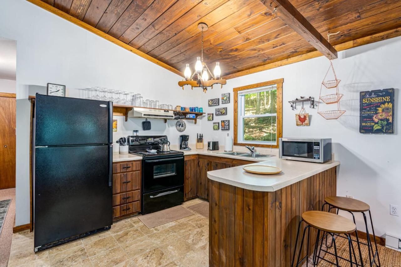 Secluded W Hot Tub, Fire Pit, Deck & Updated Wifi Great Cacapon Zewnętrze zdjęcie