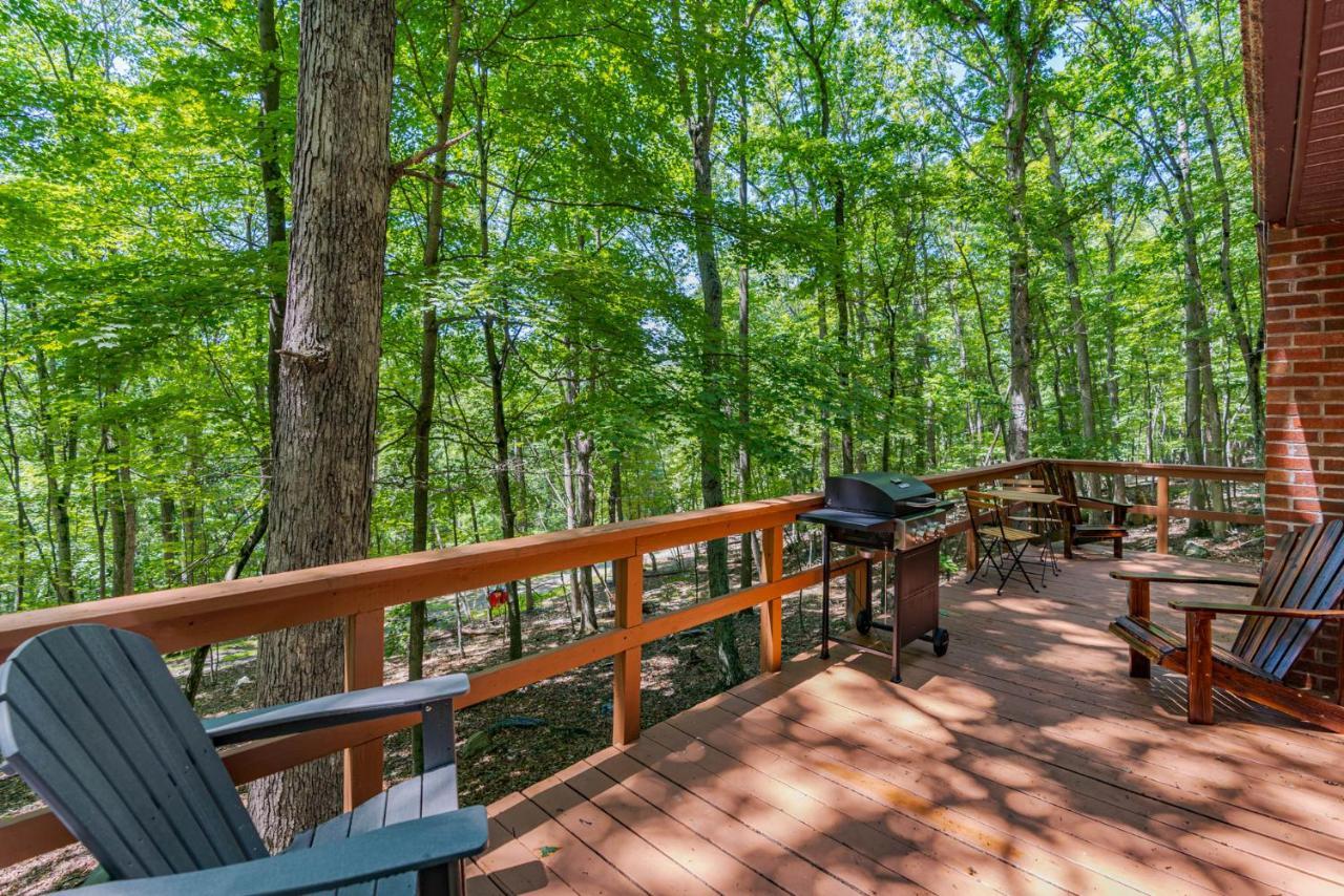 Secluded W Hot Tub, Fire Pit, Deck & Updated Wifi Great Cacapon Zewnętrze zdjęcie