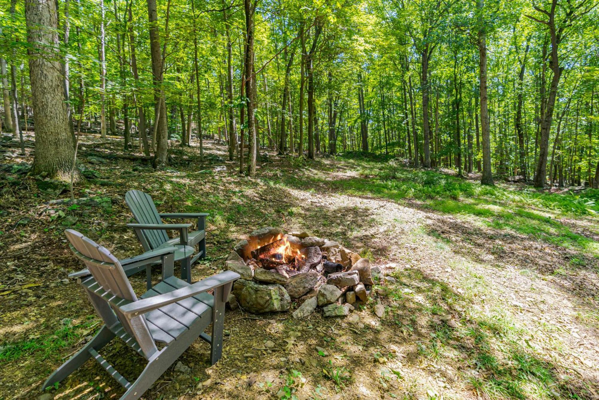 Secluded W Hot Tub, Fire Pit, Deck & Updated Wifi Great Cacapon Zewnętrze zdjęcie