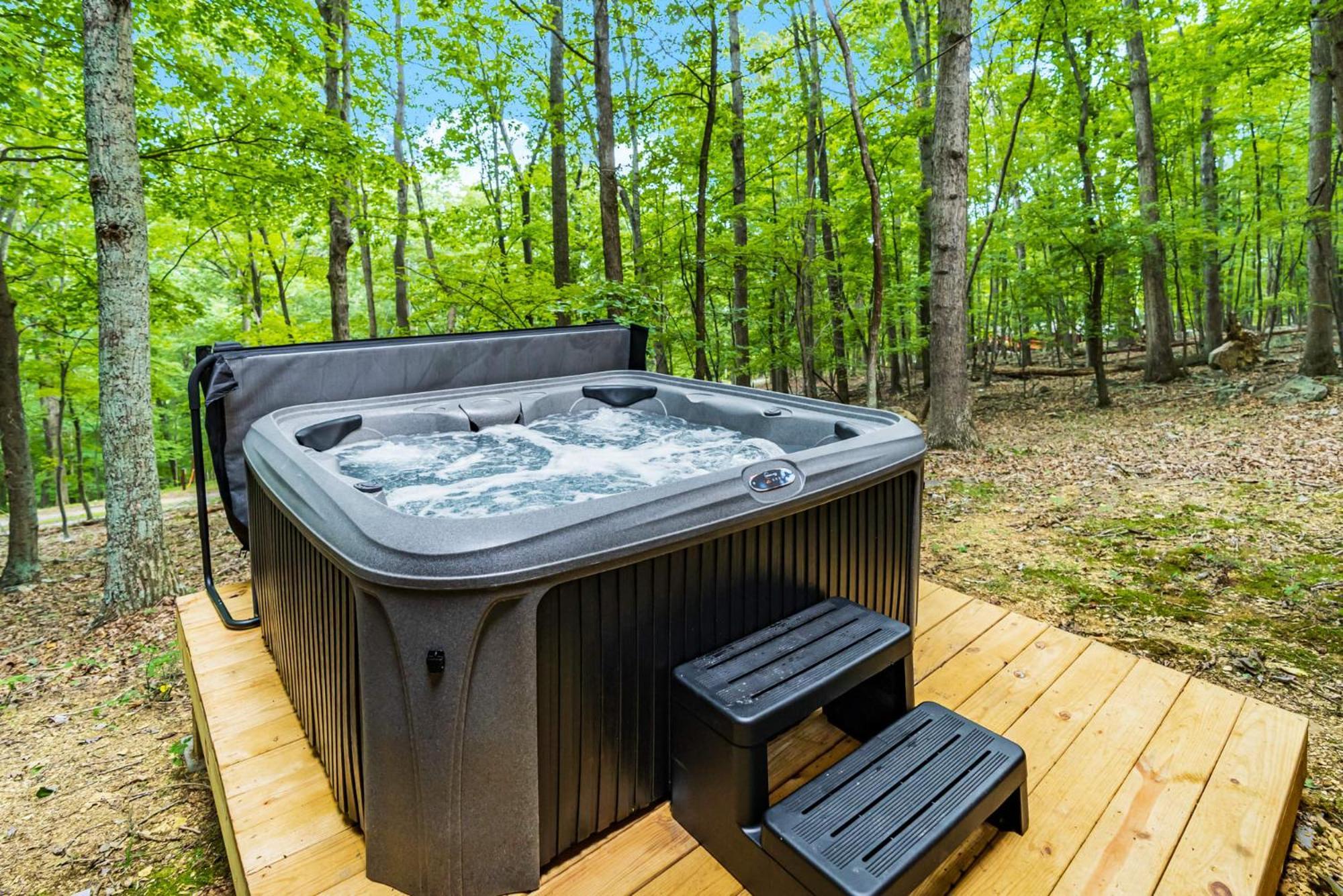 Secluded W Hot Tub, Fire Pit, Deck & Updated Wifi Great Cacapon Zewnętrze zdjęcie